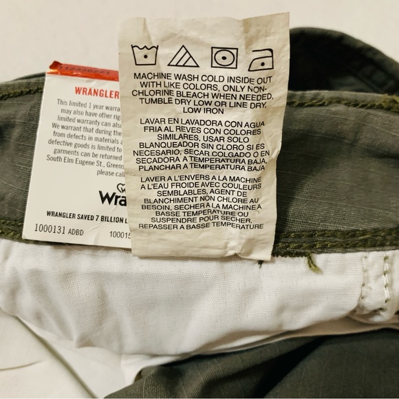 NWT Wrangler Cargo Shorts Men's Relaxed Fit Dark Army Green Size 48 Inseam 10" - Picture 5 of 13